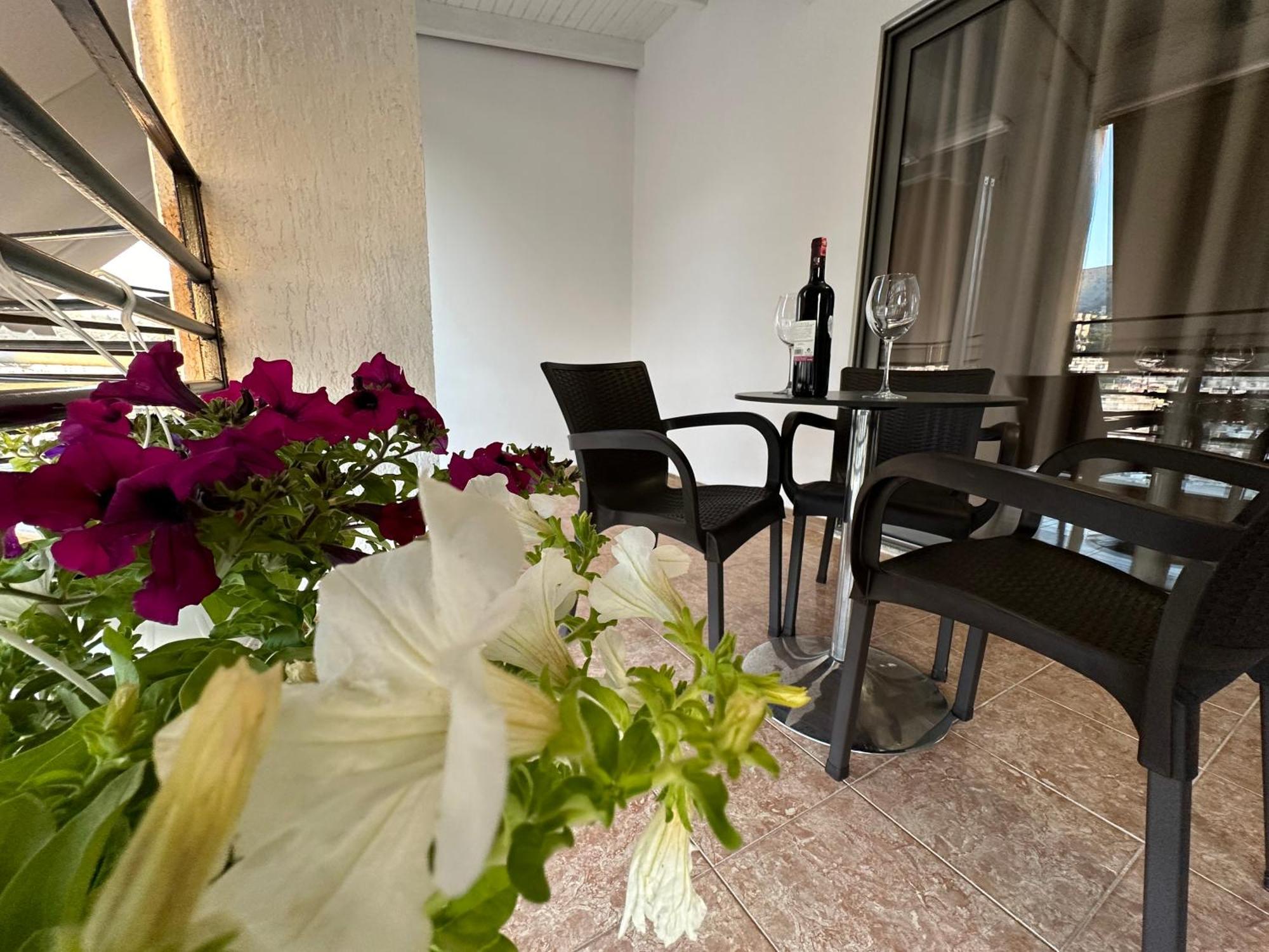 Suites Kozi Sarande Bagian luar foto